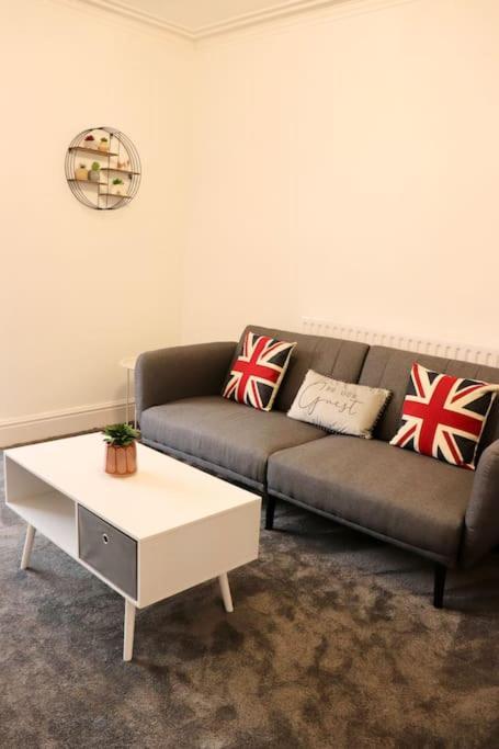 Charming 3 Bedroom Property Free Wifi & Parking 리즈 외부 사진