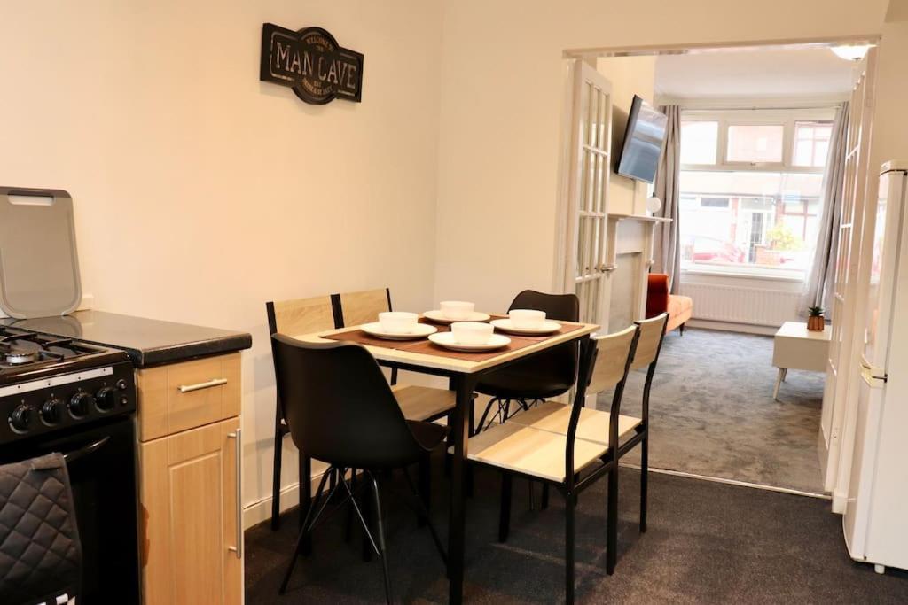 Charming 3 Bedroom Property Free Wifi & Parking 리즈 외부 사진