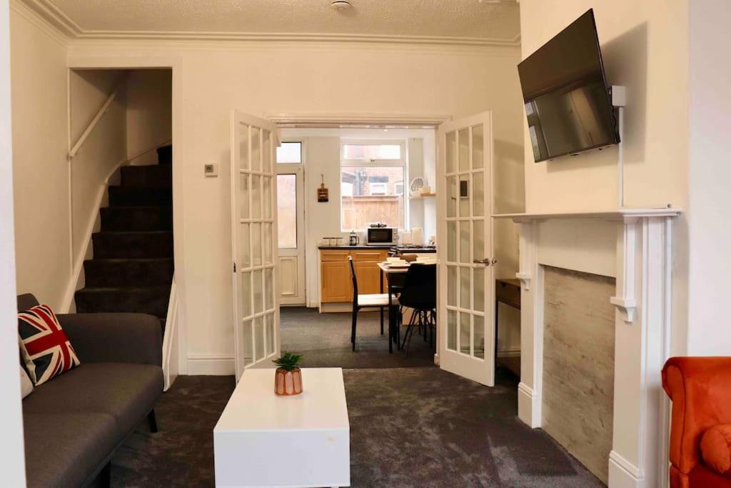 Charming 3 Bedroom Property Free Wifi & Parking 리즈 외부 사진