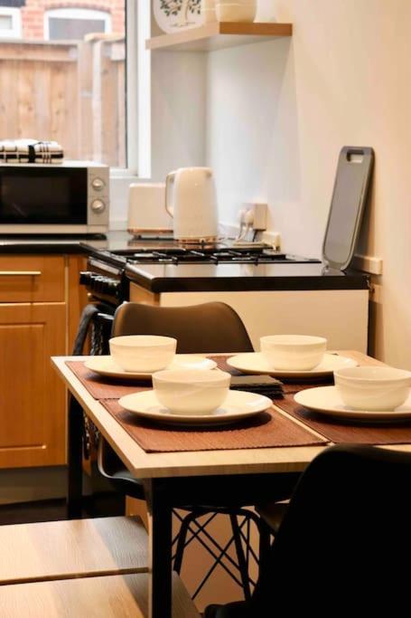Charming 3 Bedroom Property Free Wifi & Parking 리즈 외부 사진